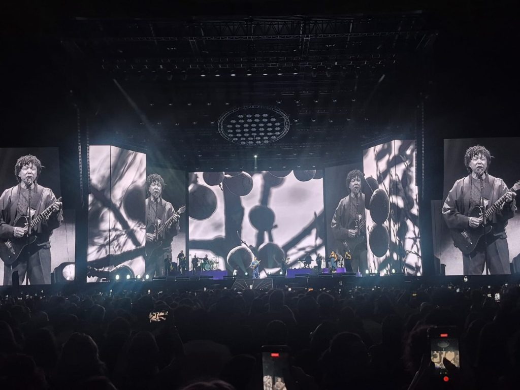 Djavan presenteia público com oceano de poesias em turnê comemorativa